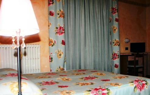 Albergo Sangrila Lanzo Torinese Buitenkant foto